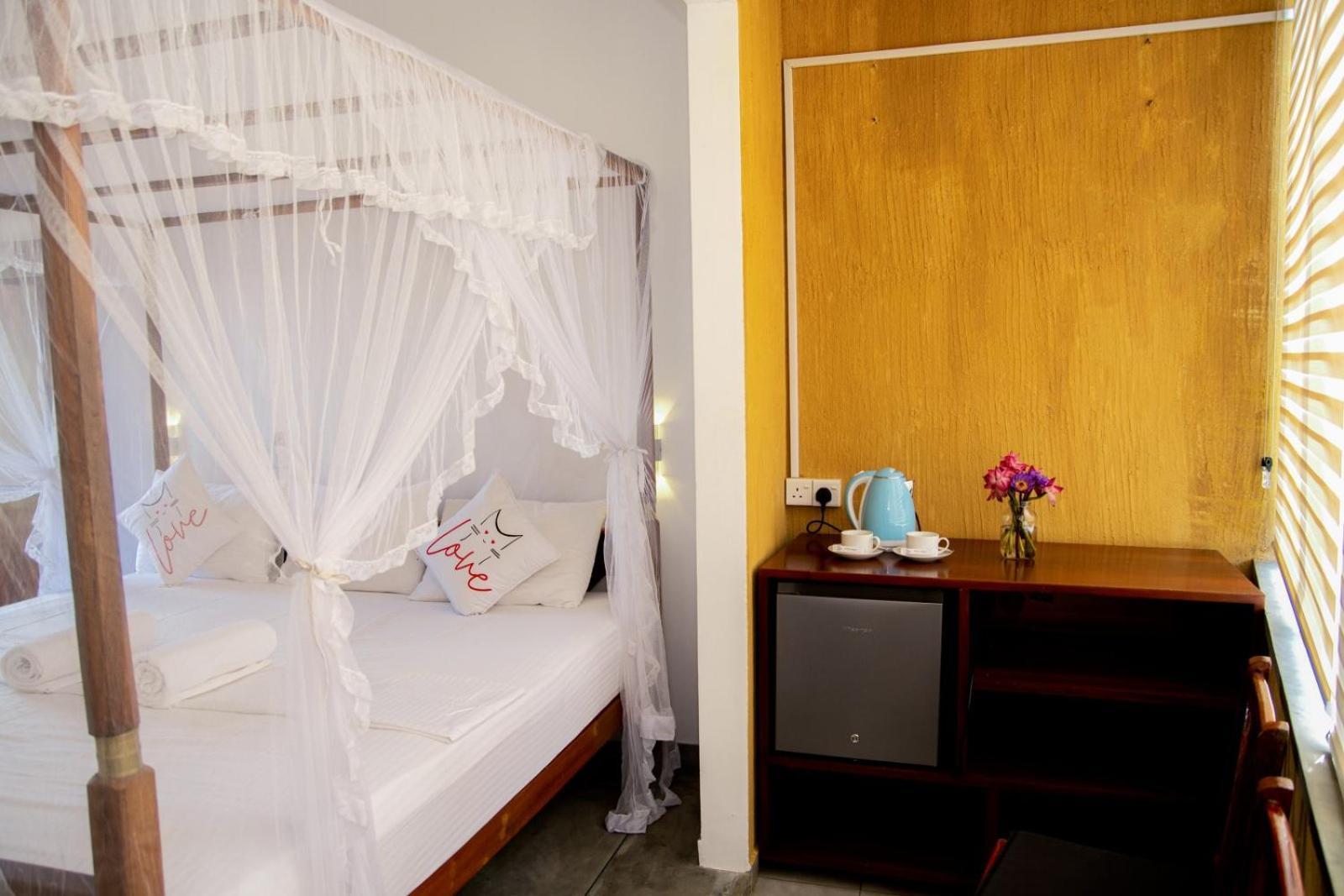 Coconut Style Restaurant & Milinda Guest Hotel Unawatuna Exterior photo